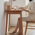 Bureau compact en chêne avec 2 tiroirs et coins arrondis, finition naturelle