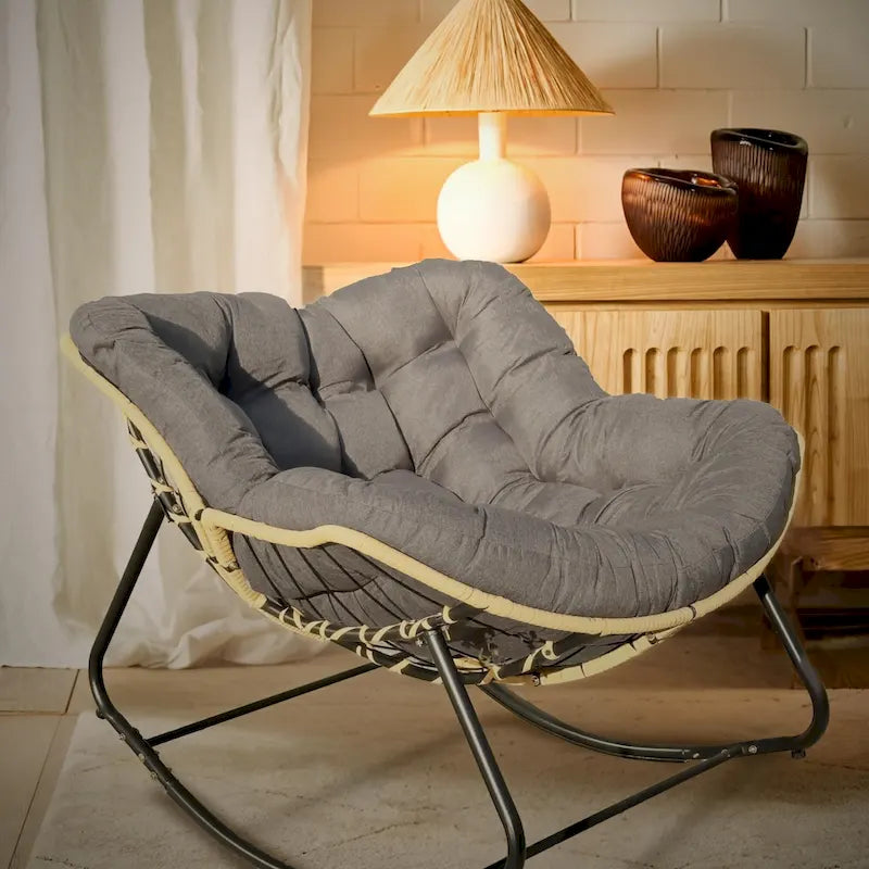 Fauteuil à bascule en rotin tressé gris foncé avec coussins et structure en métal