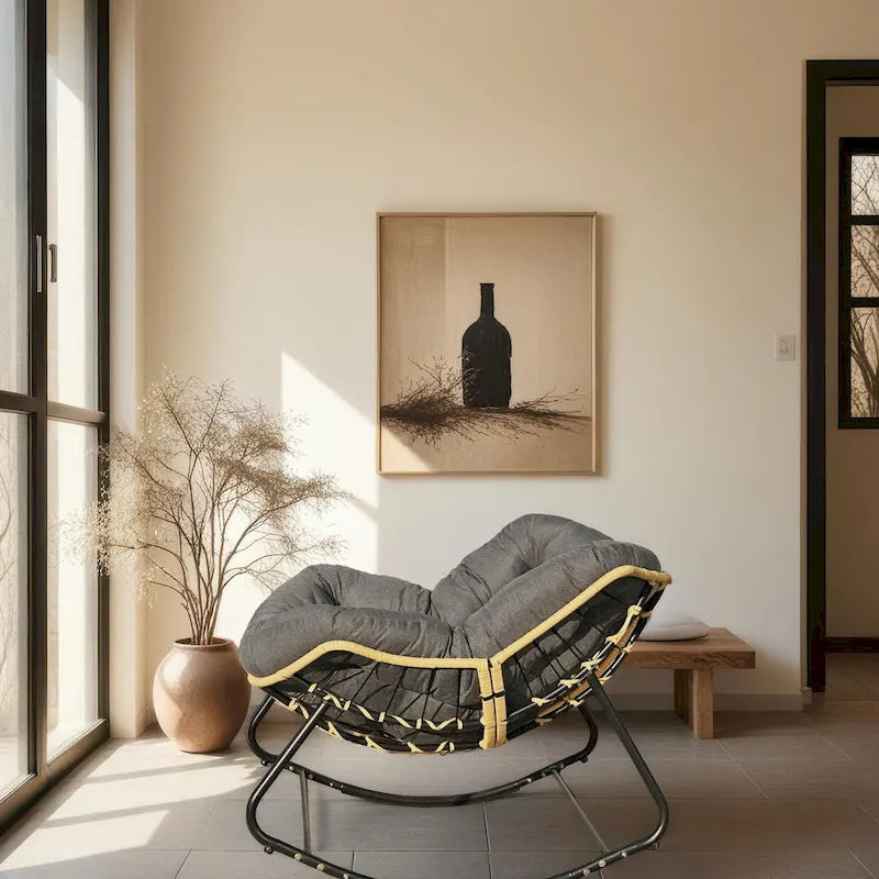 Fauteuil à bascule en rotin tressé gris foncé avec coussins et structure en métal