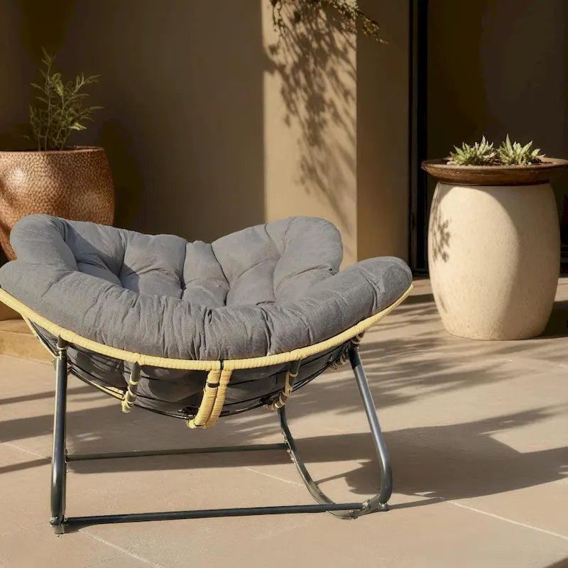 Fauteuil à bascule en rotin tressé gris foncé avec coussins et structure en métal