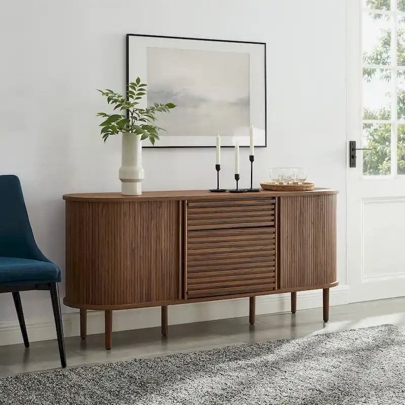 Buffet ovale cannelé en noyer avec portes coulissantes – Style Mid-Century Modern