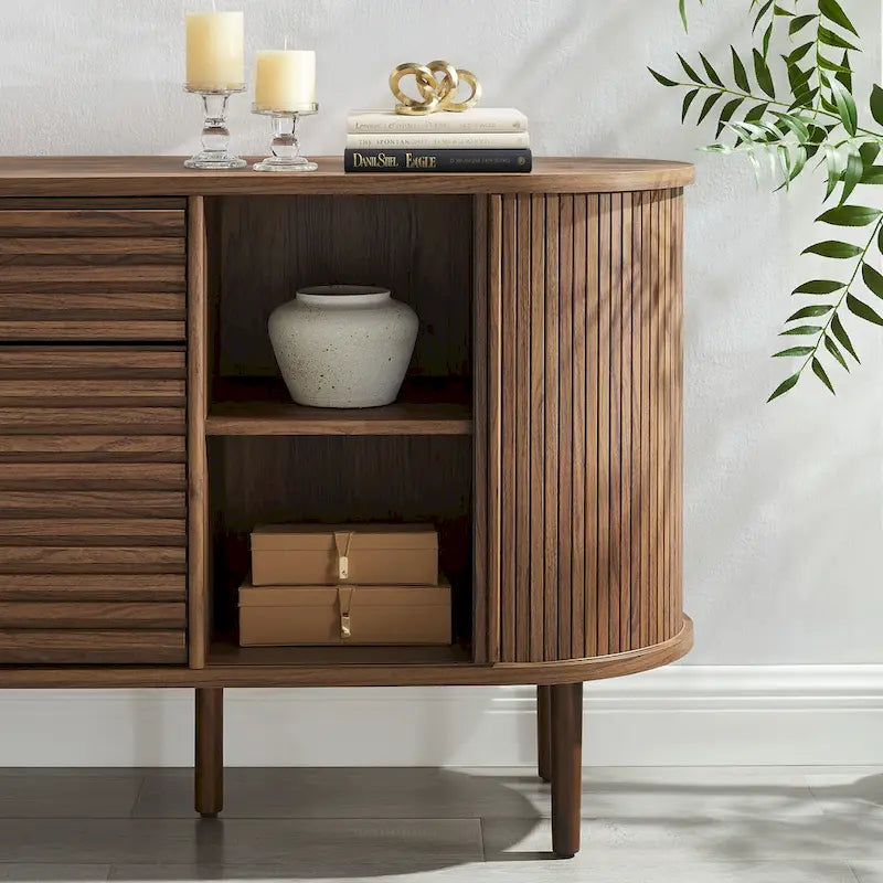 Buffet ovale cannelé en noyer avec portes coulissantes – Style Mid-Century Modern