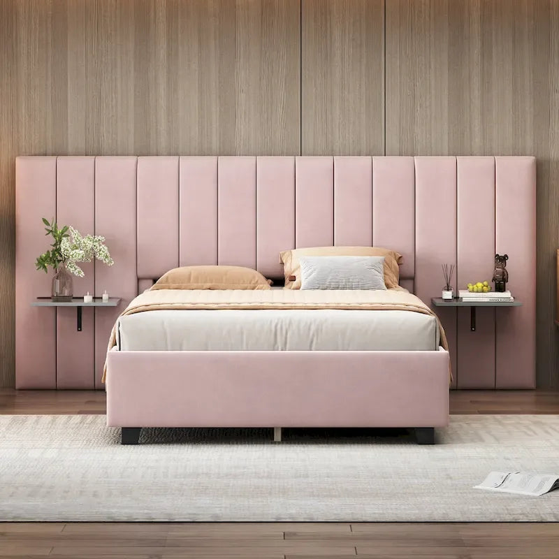 Lit plate-forme capitonné en velours rose avec tête de lit capitonnée surdimensionnée à chevrons et étagères latérales