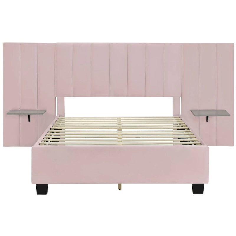 Lit plate-forme capitonné en velours rose avec tête de lit capitonnée surdimensionnée à chevrons et étagères latérales