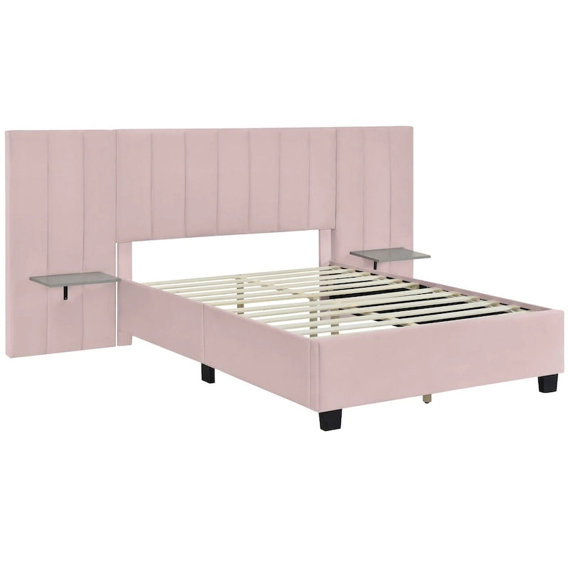 Lit plate-forme capitonné en velours rose avec tête de lit capitonnée surdimensionnée à chevrons et étagères latérales