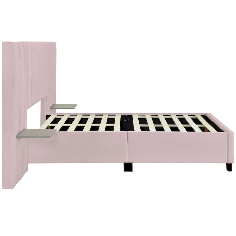 Lit plate-forme capitonné en velours rose avec tête de lit capitonnée surdimensionnée à chevrons et étagères latérales