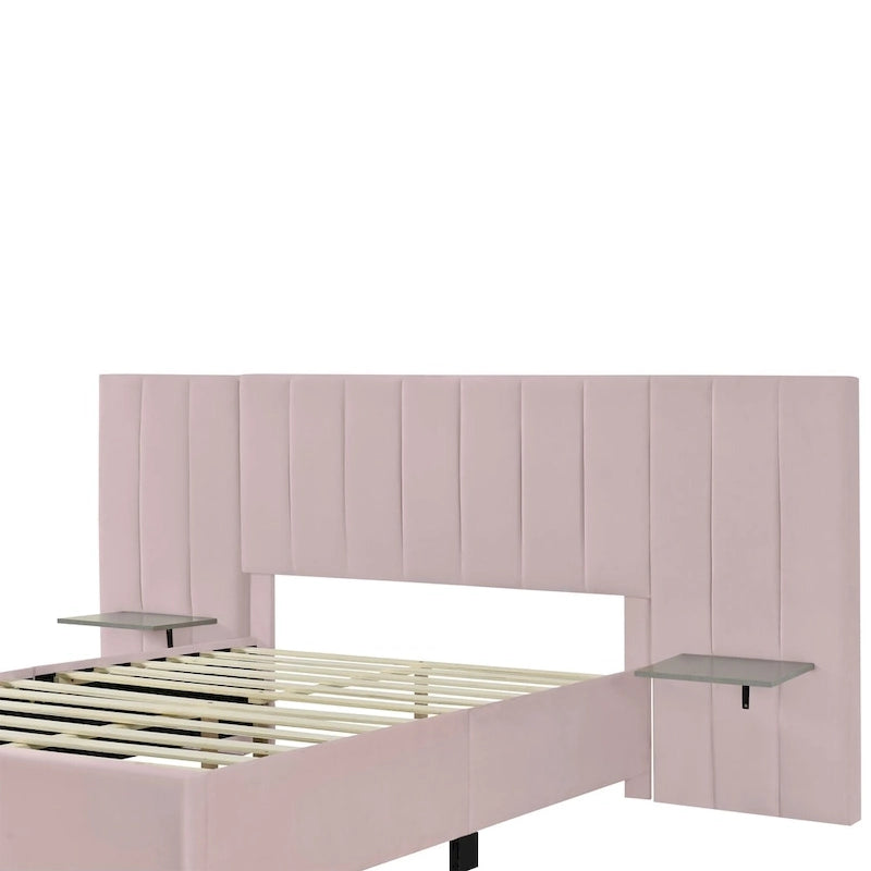 Lit plate-forme capitonné en velours rose avec tête de lit capitonnée surdimensionnée à chevrons et étagères latérales