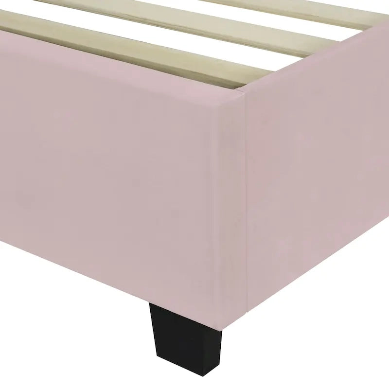 Lit plate-forme capitonné en velours rose avec tête de lit capitonnée surdimensionnée à chevrons et étagères latérales