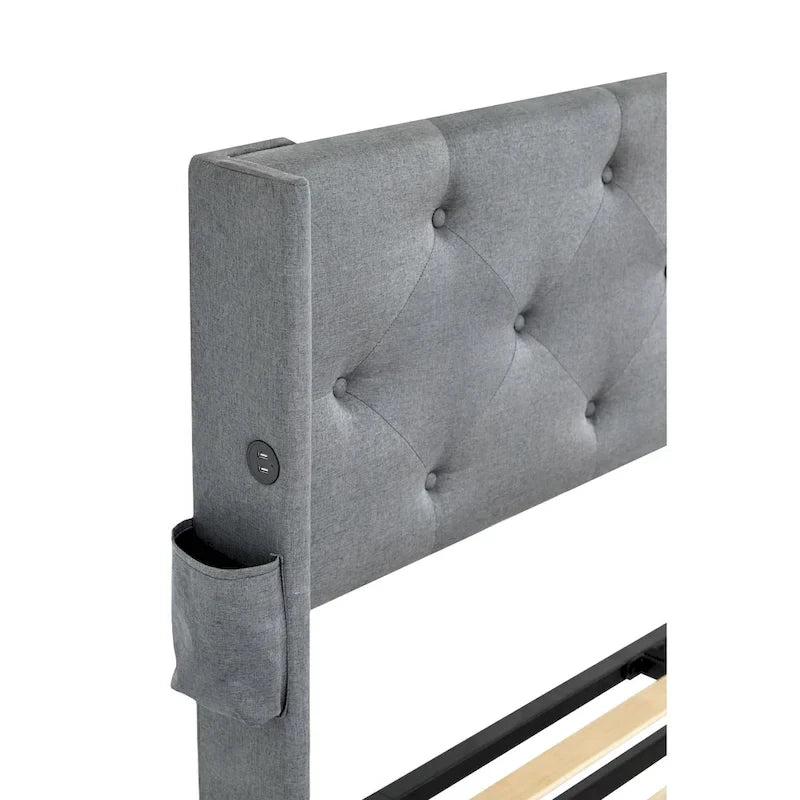 Lit plateforme rembourré gris clair avec tête de lit capitonnée à oreilles et ports USB