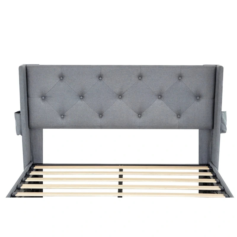 Lit plateforme rembourré gris clair avec tête de lit capitonnée à oreilles et ports USB