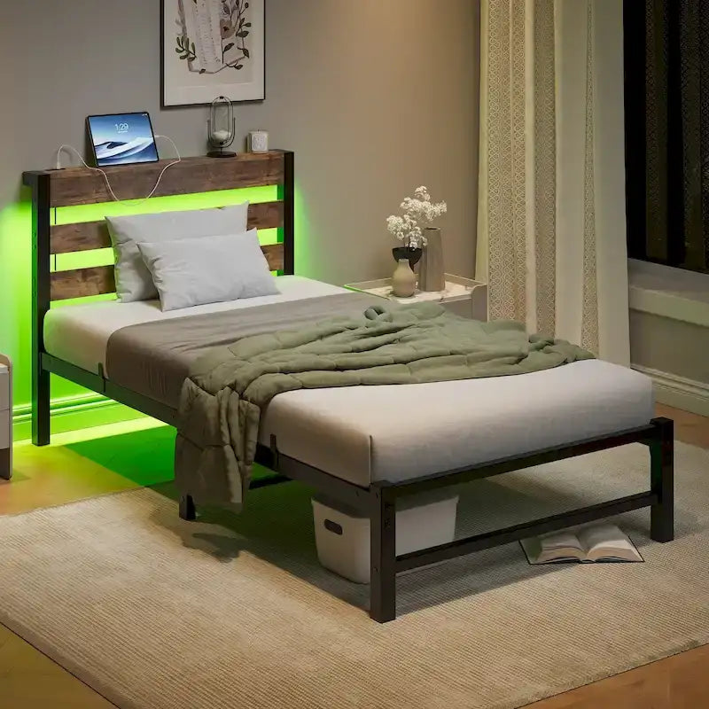 Cadre de lit double en métal avec tête de lit en bois, lumières RVB et chargeur USB, beige marron