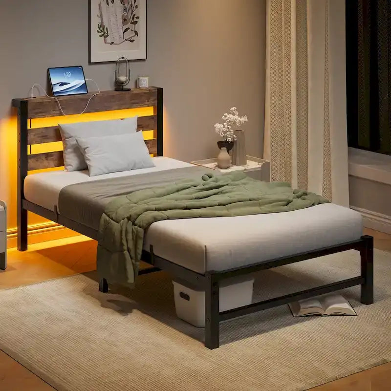 Cadre de lit double en métal avec tête de lit en bois, lumières RVB et chargeur USB, beige marron