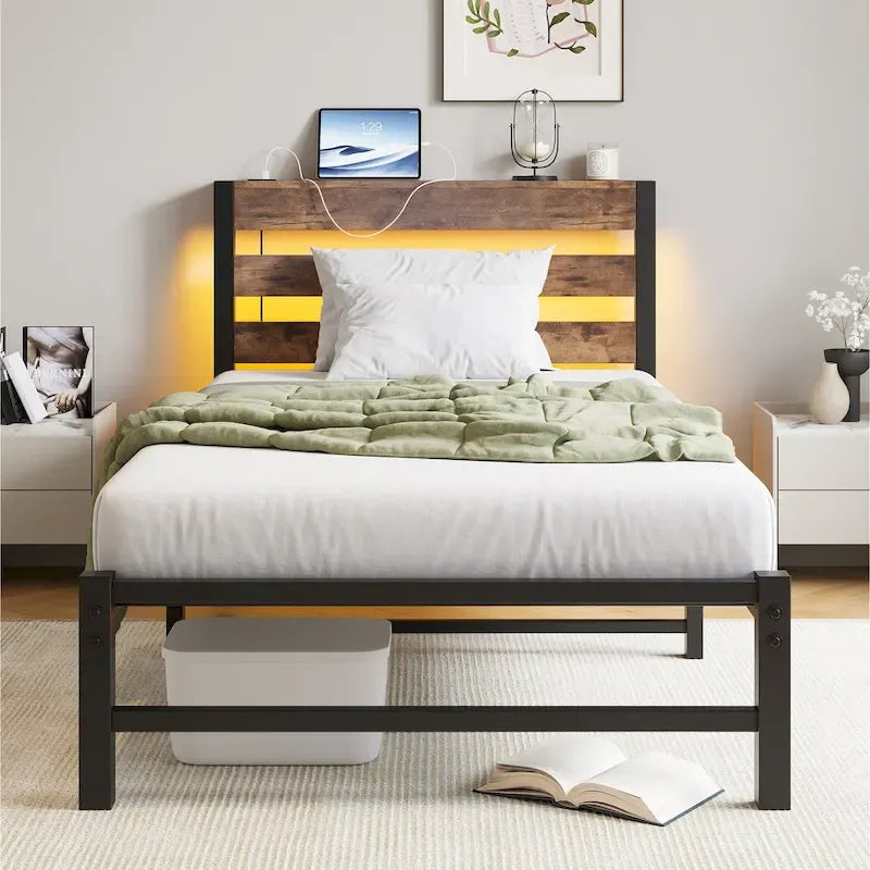 Cadre de lit double en métal avec tête de lit en bois, lumières RVB et chargeur USB, beige marron
