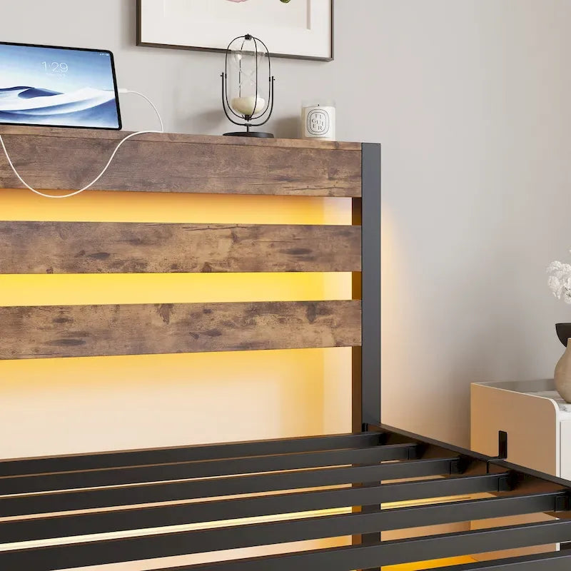 Cadre de lit double en métal avec tête de lit en bois, lumières RVB et chargeur USB, beige marron