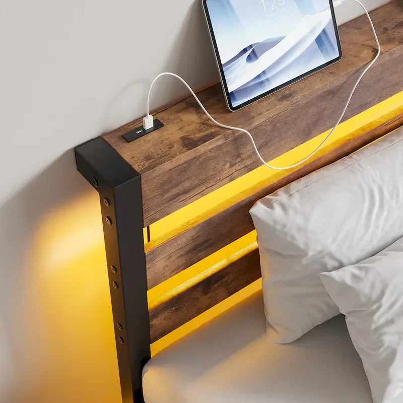 Cadre de lit double en métal avec tête de lit en bois, lumières RVB et chargeur USB, beige marron