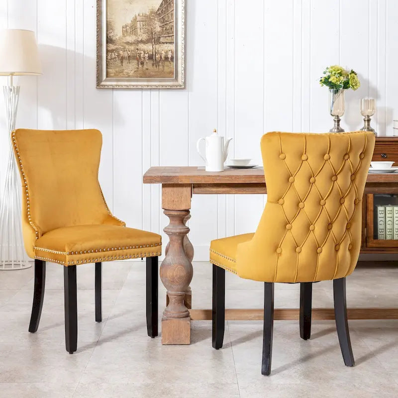 Chaise de salle à manger capitonnée en velours avec dossier à oreilles et clous décoratifs