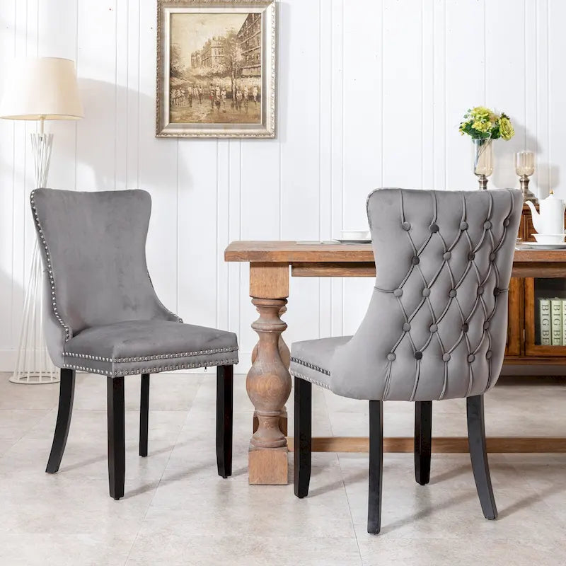 Chaise de salle à manger capitonnée en velours avec dossier à oreilles et clous décoratifs