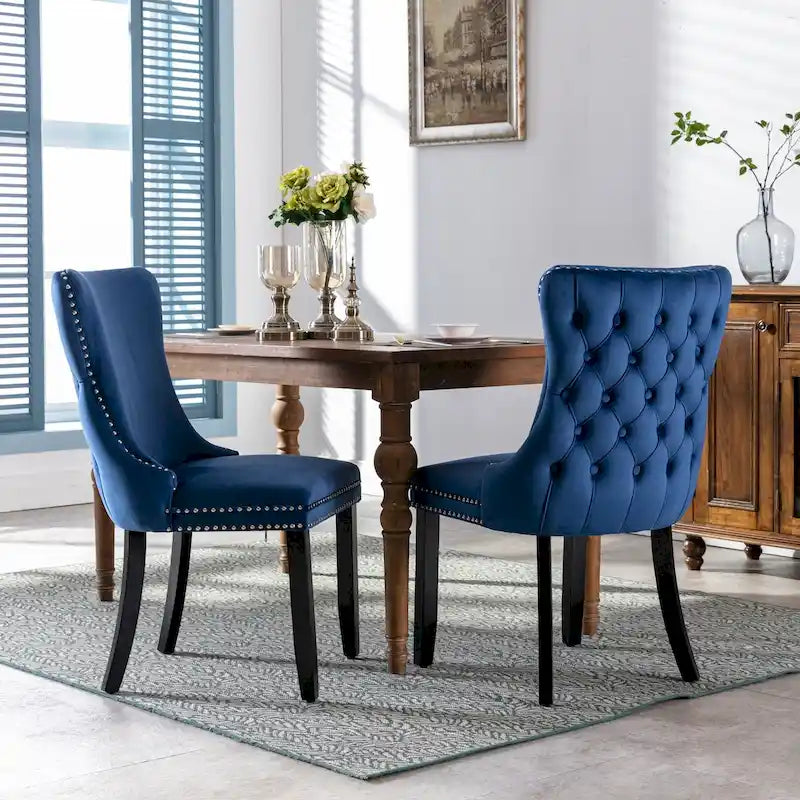 Chaise de salle à manger capitonnée en velours avec dossier à oreilles et clous décoratifs
