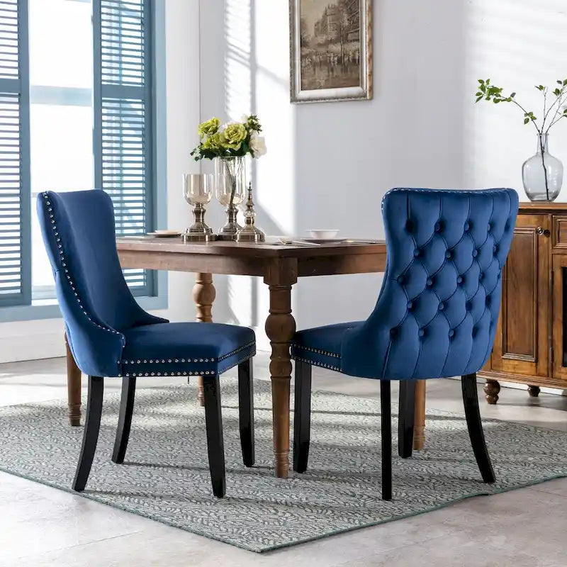 Chaise de salle à manger capitonnée en velours avec dossier à oreilles et clous décoratifs