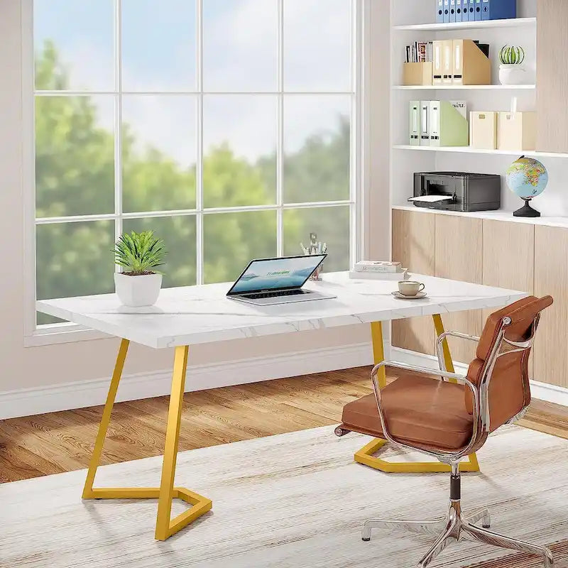 Bureau moderne en marbre blanc avec pieds en métal doré