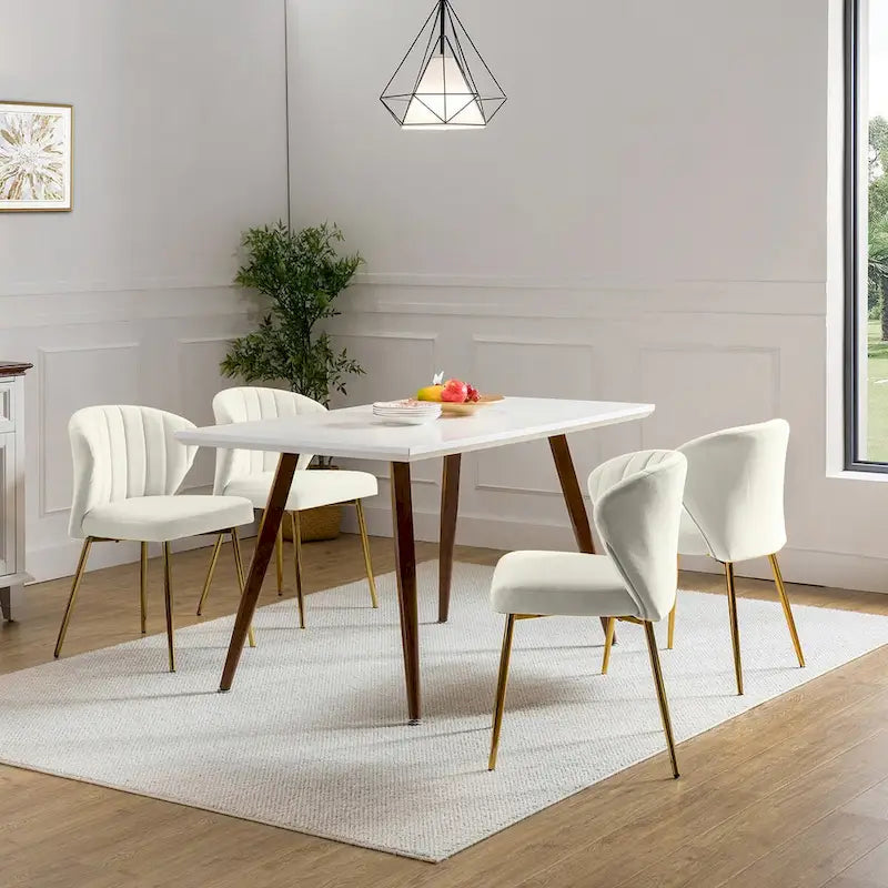 Chaise de salle à manger en velours avec pieds en métal doré, dossier incurvé et rembourré en mousse