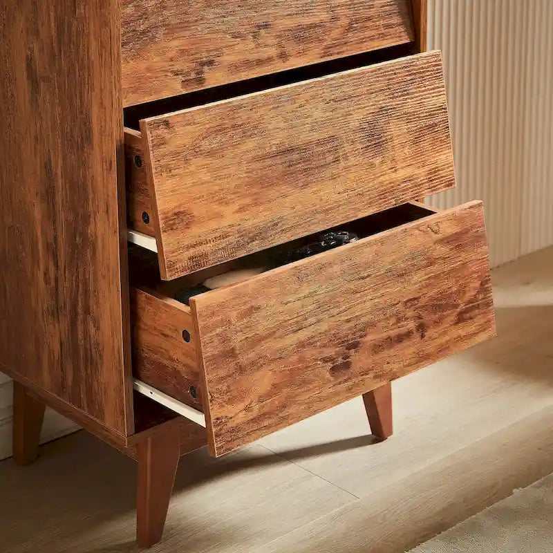 Commode 4 tiroirs en bois avec motif biseauté et pieds en bois massif marron