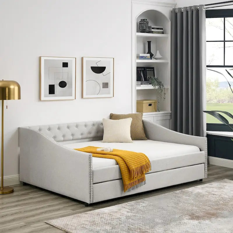 Lit de repos tapissé capitonné avec dossier capitonné à boutons et garniture cloutée, Gris et Beige