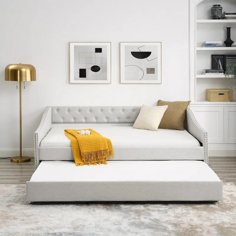 Lit de repos tapissé capitonné avec dossier capitonné à boutons et garniture cloutée, Gris et Beige