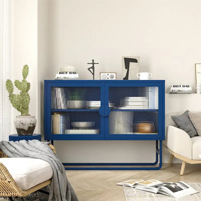 Buffet de rangement en métal bleu avec portes en verre cannelé et étagères réglables