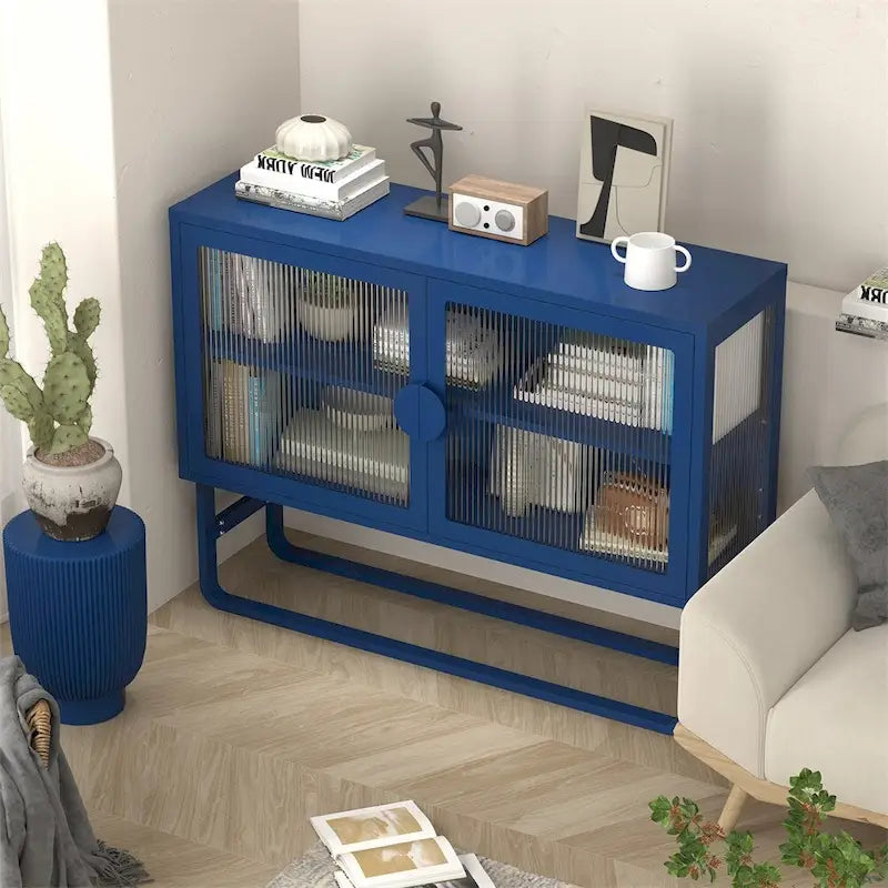 Buffet de rangement en métal bleu avec portes en verre cannelé et étagères réglables