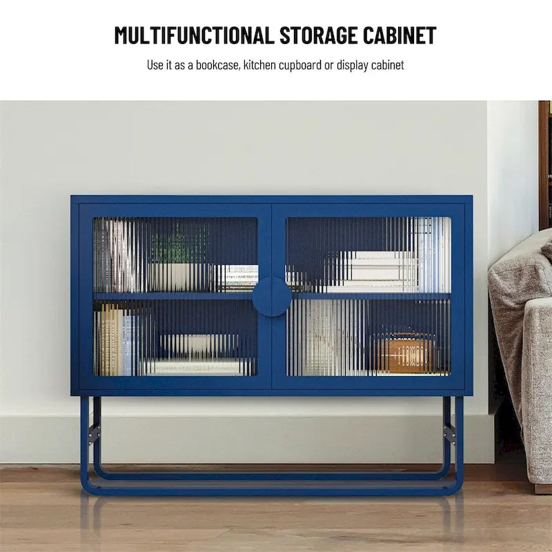 Buffet de rangement en métal bleu avec portes en verre cannelé et étagères réglables