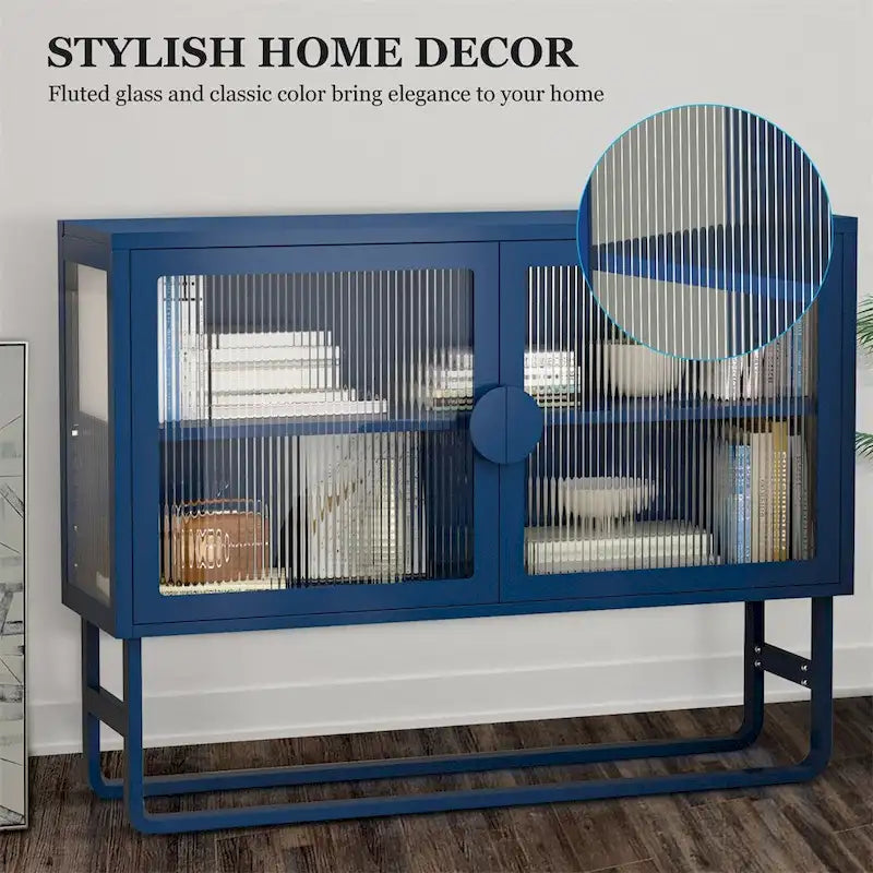 Buffet de rangement en métal bleu avec portes en verre cannelé et étagères réglables