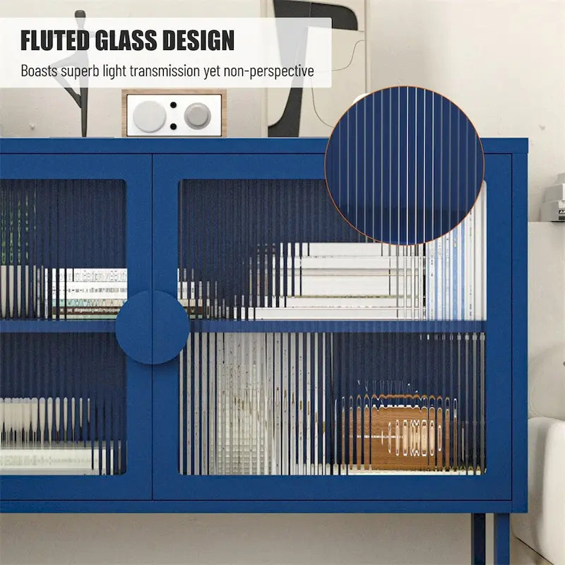 Buffet de rangement en métal bleu avec portes en verre cannelé et étagères réglables