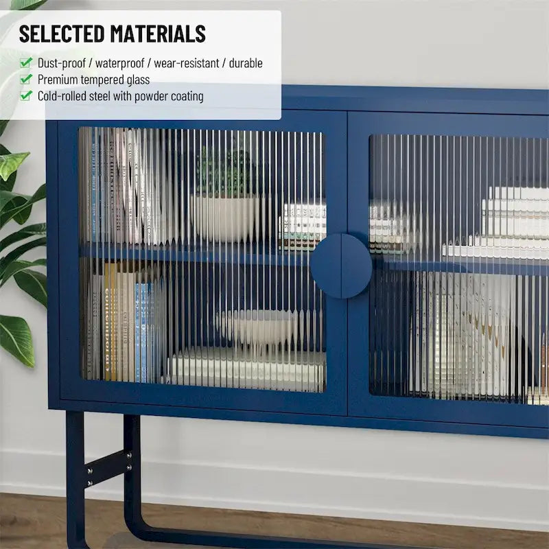 Buffet de rangement en métal bleu avec portes en verre cannelé et étagères réglables