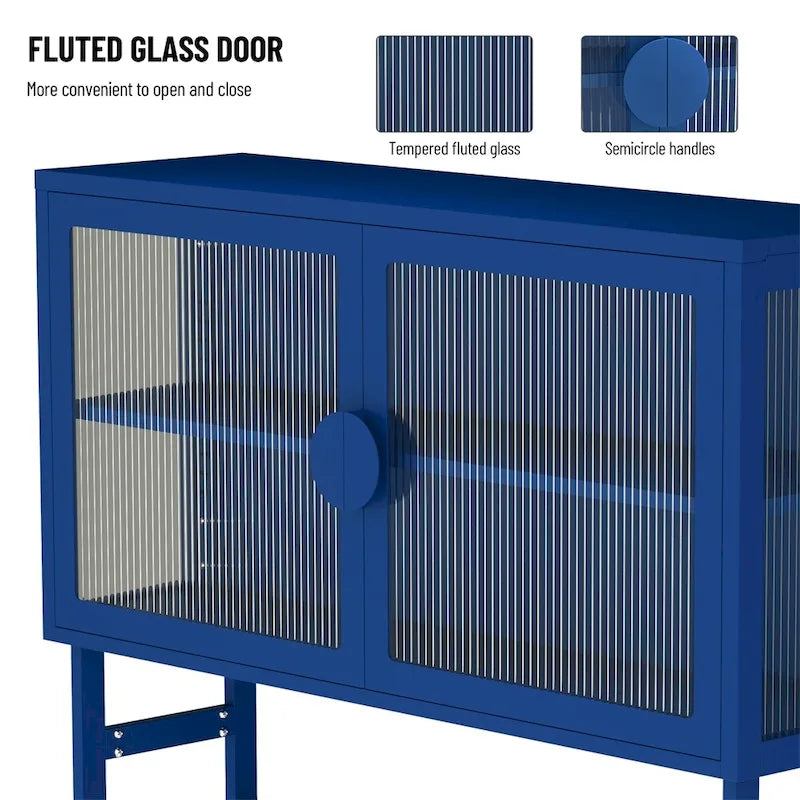 Buffet de rangement en métal bleu avec portes en verre cannelé et étagères réglables