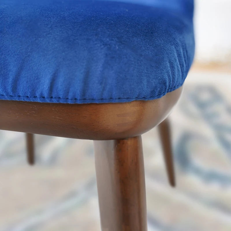 Chaise de salle à manger en velours capitonné de style Mid-Century avec pieds en bois massif, bleu marine